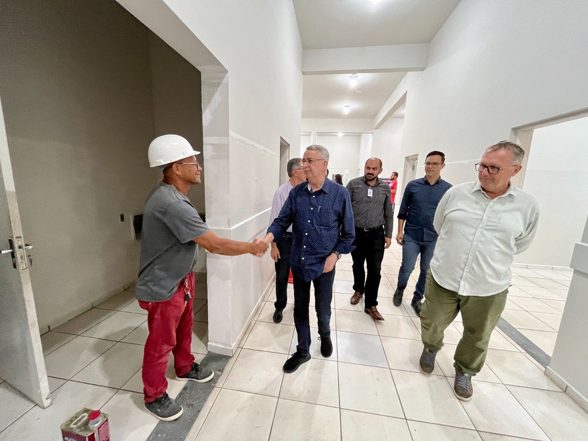 Prefeito Chico Sardelli vistoria obras da UPA São José
