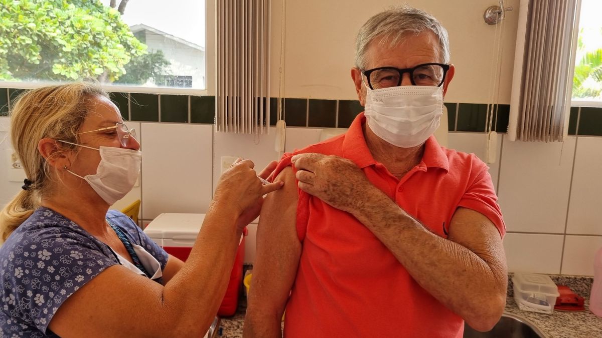 Americana inicia aplicação da vacina bivalente contra a Covid em profissionais de saúde e pessoas com deficiência