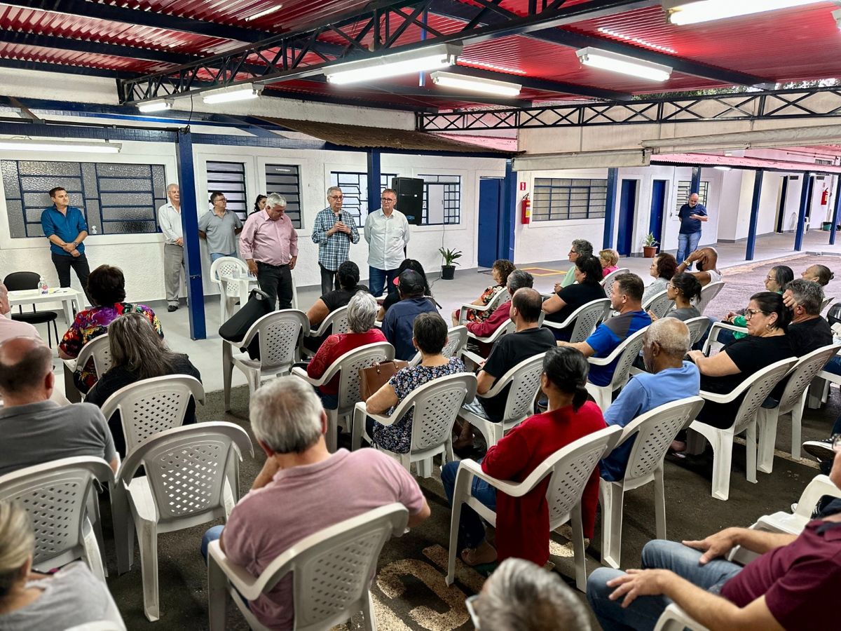 Prefeito Chico Sardelli entrega escrituras de imóveis para 54 famílias