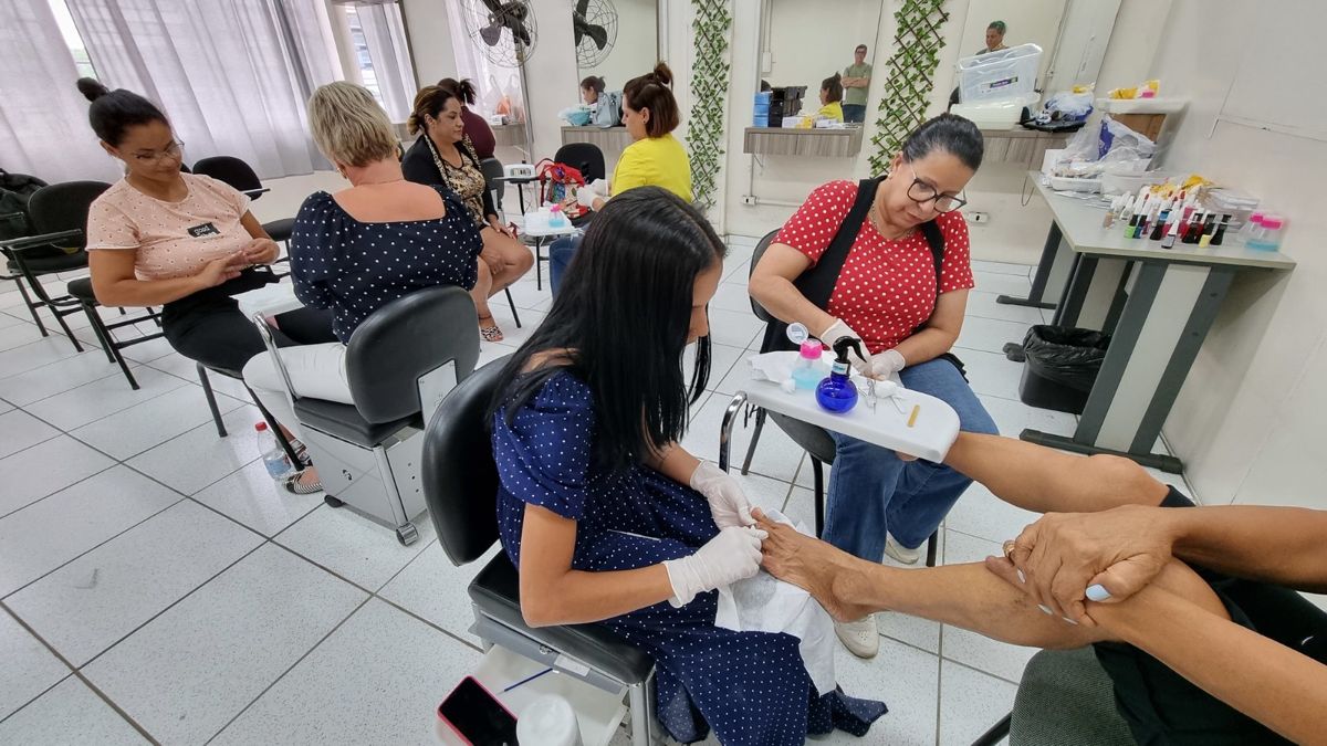 Alunas do Cuca terminam curso gratuito de unhas artísticas