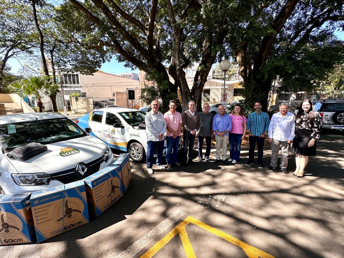 Prefeito Chico Sardelli entrega veículos e equipamentos à APAM