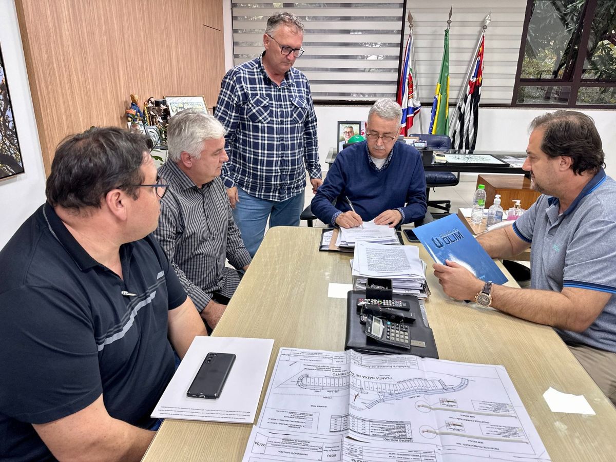Prefeito Chico assina ordem de serviço para a pavimentação do Asta 1 e 4