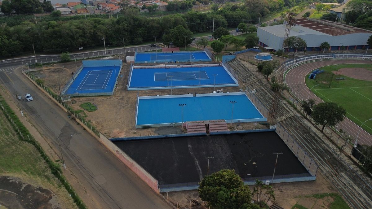 Revitalização das quadras de tênis do Centro Cívico avança em várias frentes