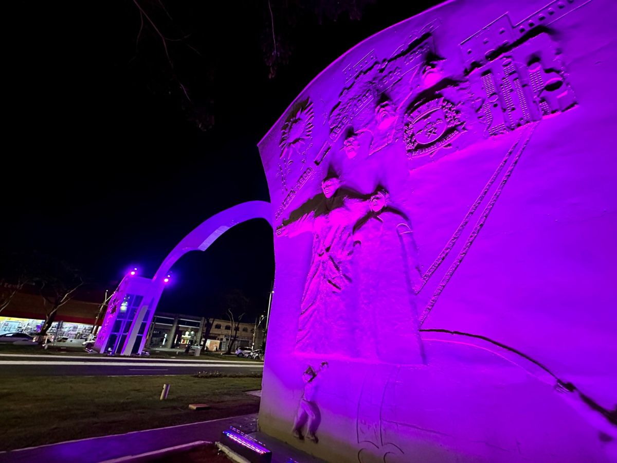Portal recebe iluminação rosa em Americana