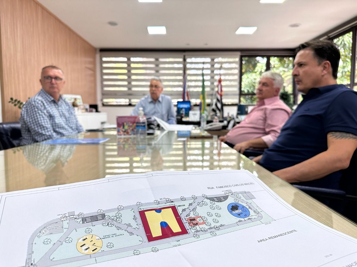 Prefeito Chico assina ordem de serviço para nova praça no Mário Covas