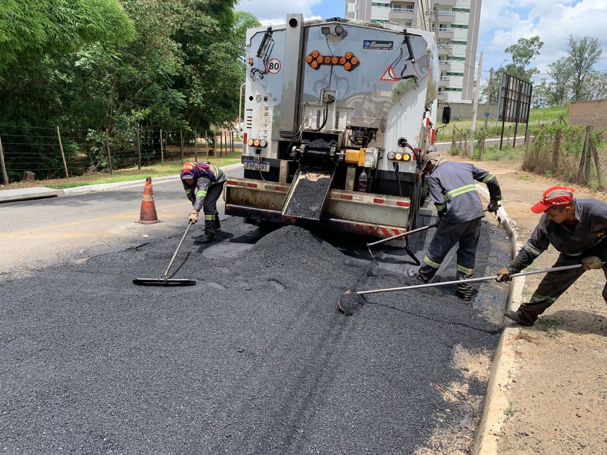 Prefeitura inicia mini recape na Avenida Rafael Vitta