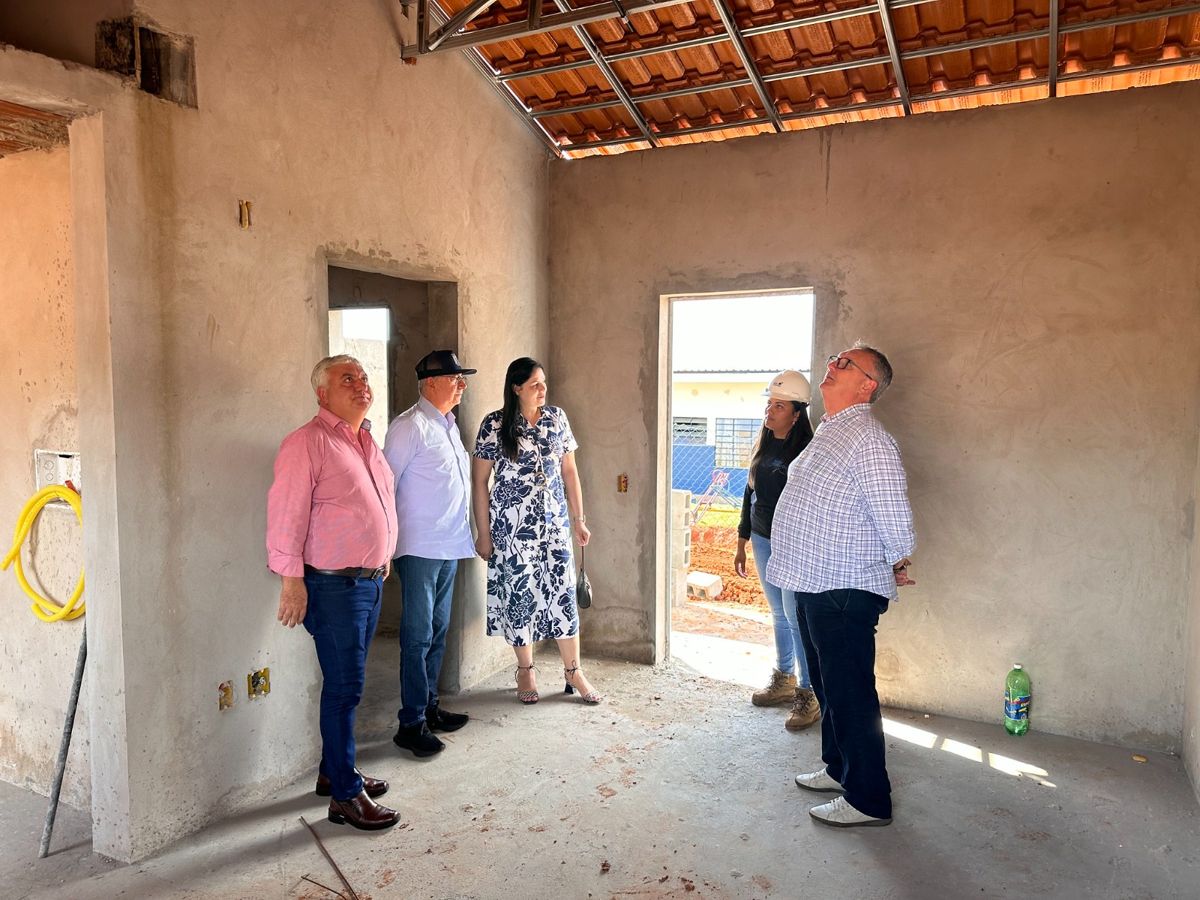 Prefeito Chico vistoria obras do Condomínio Vida Longa