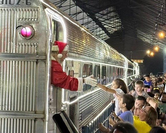 Trem iluminado de Natal da Rumo chega a Americana nesta quinta-feira