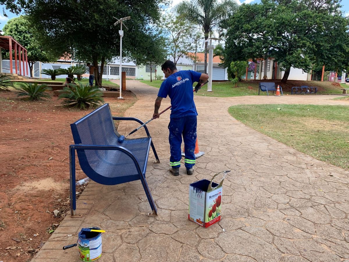 Prefeitura realiza pintura nas praças no Antônio Zanaga e Werner Plaas