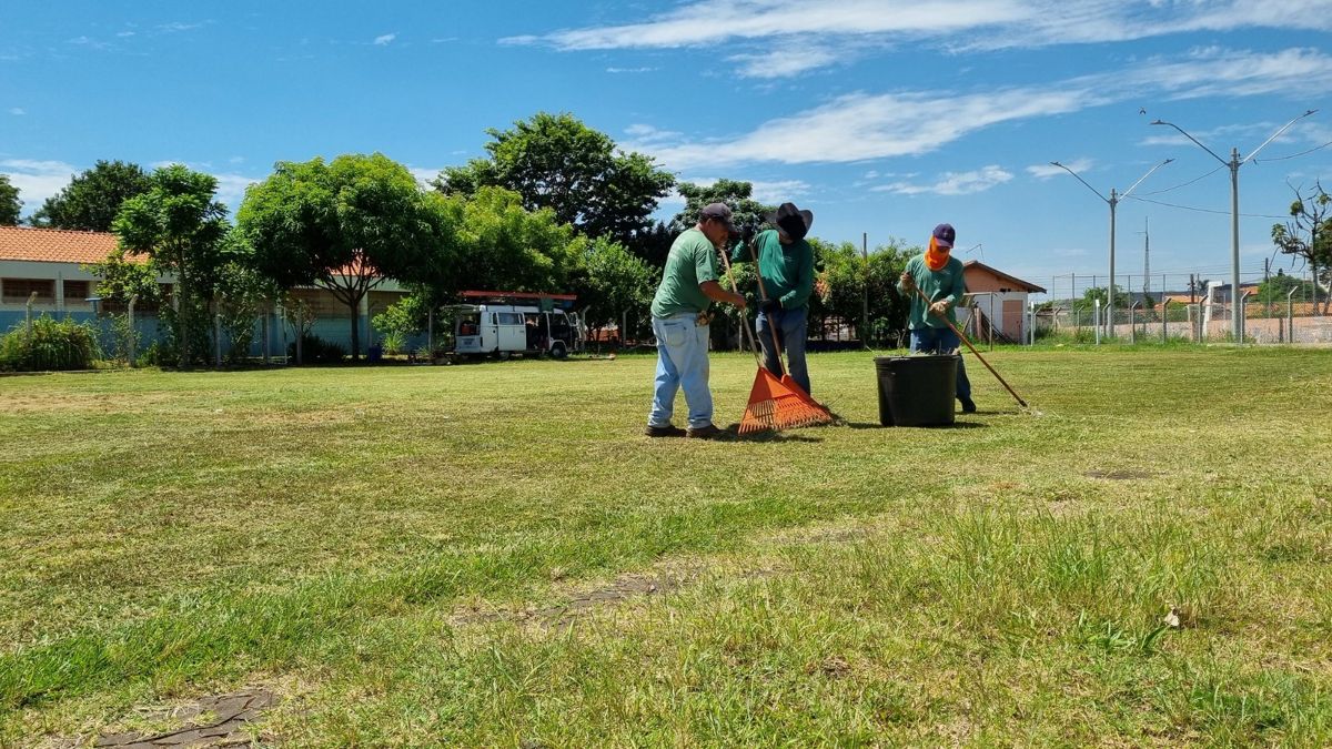 Escolas municipais de Americana recebem serviço de poda de grama
