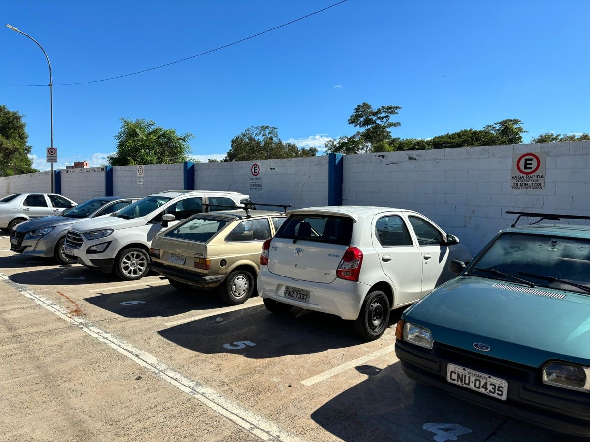 Prefeitura implanta vagas rápidas no estacionamento ao lado do Mercadão
