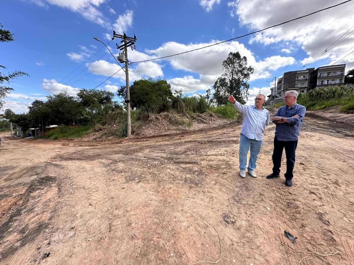 Prefeito Chico visita obras de pavimentação do Vale Rio Branco