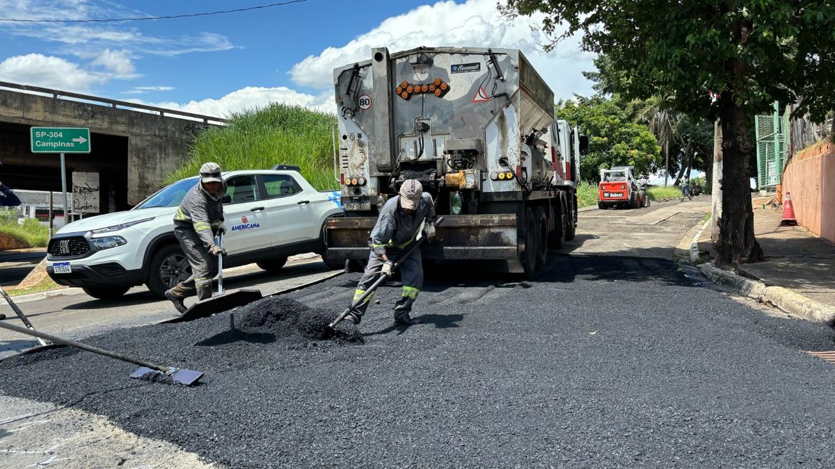 Prefeitura executa reparo no asfalto na Rua das Petúnias