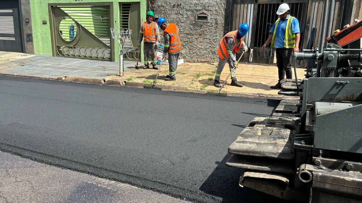 Prefeitura inicia recapeamento em rua do Parque Gramado