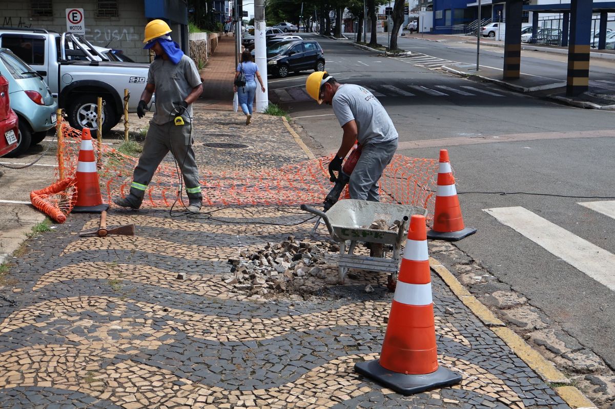 Reforma do Mercado Municipal avança com novo calçamento e obras no banheiro