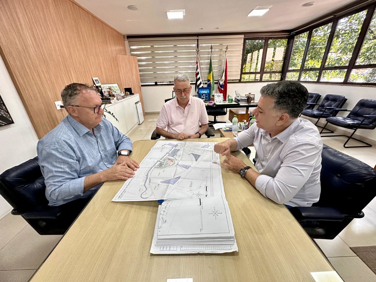 Prefeito Chico assina ordem de serviço para revitalização da Orla da Praia Azul