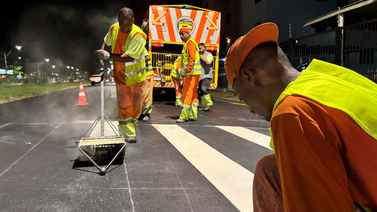 Prefeitura executa sinalização viária na Avenida Abdo Najar