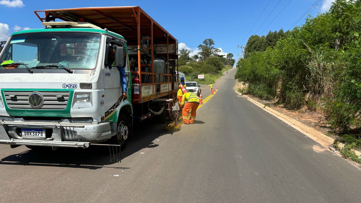 Prefeitura executa sinalização viária na Rua Guilherme Schimidt