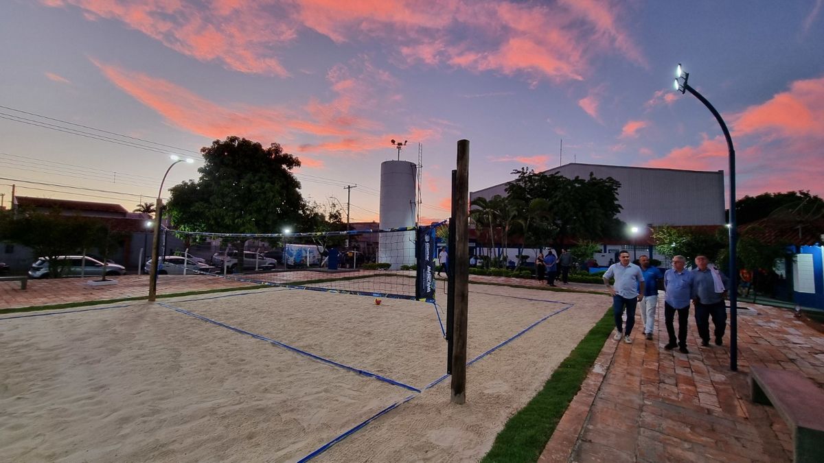 Prefeito Chico entrega reforma da Praça de Esportes do Nova Americana