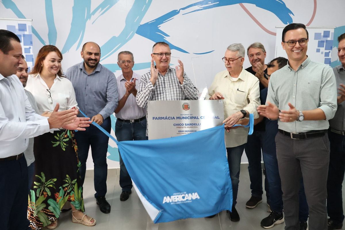 Prefeito Chico entrega reforma da Farmácia Central