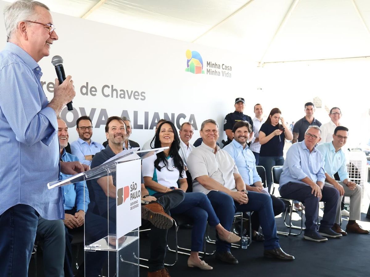 Prefeito Chico entrega 530 casas ao lado do governador Tarcísio