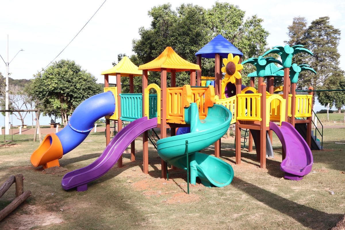 Prefeitura instala novo brinquedo na Orla da Praia dos Namorados