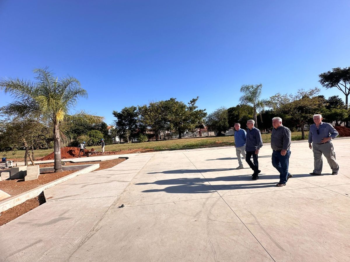 Prefeito Chico vistoria obras da nova praça do Jardim Mário Covas