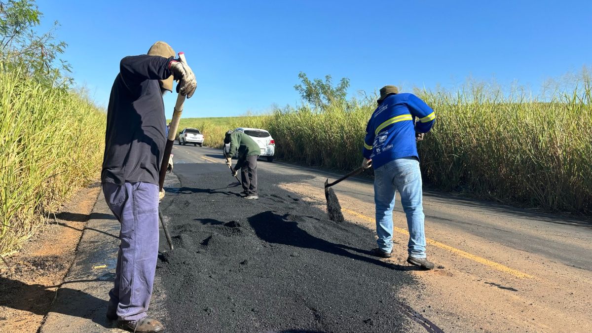 Prefeitura inicia operação emergencial na Estrada Ivo Macris