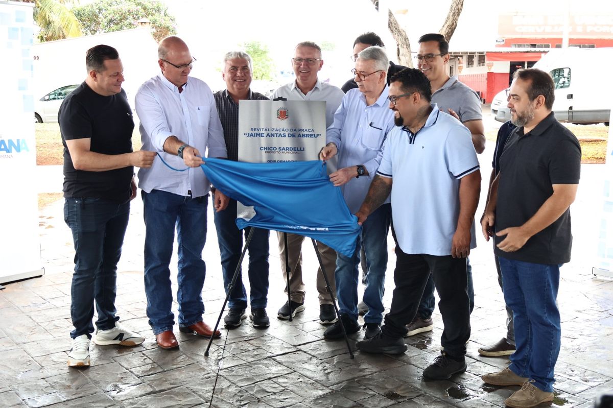 Prefeito Chico entrega revitalização da Praça Jaime Antas de Abreu