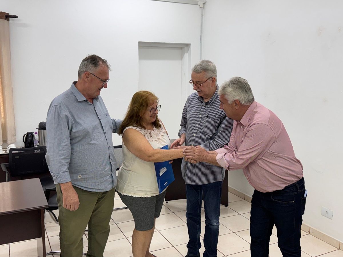 Prefeitura entrega escrituras gratuitas de imóveis para famílias