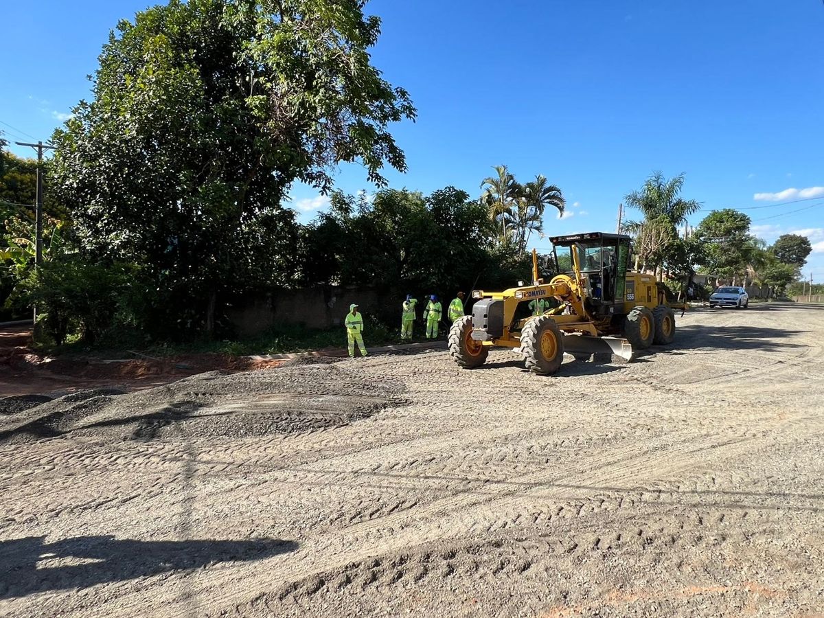Prefeitura inicia preparo de base para pavimentação no Bosque dos Ipês