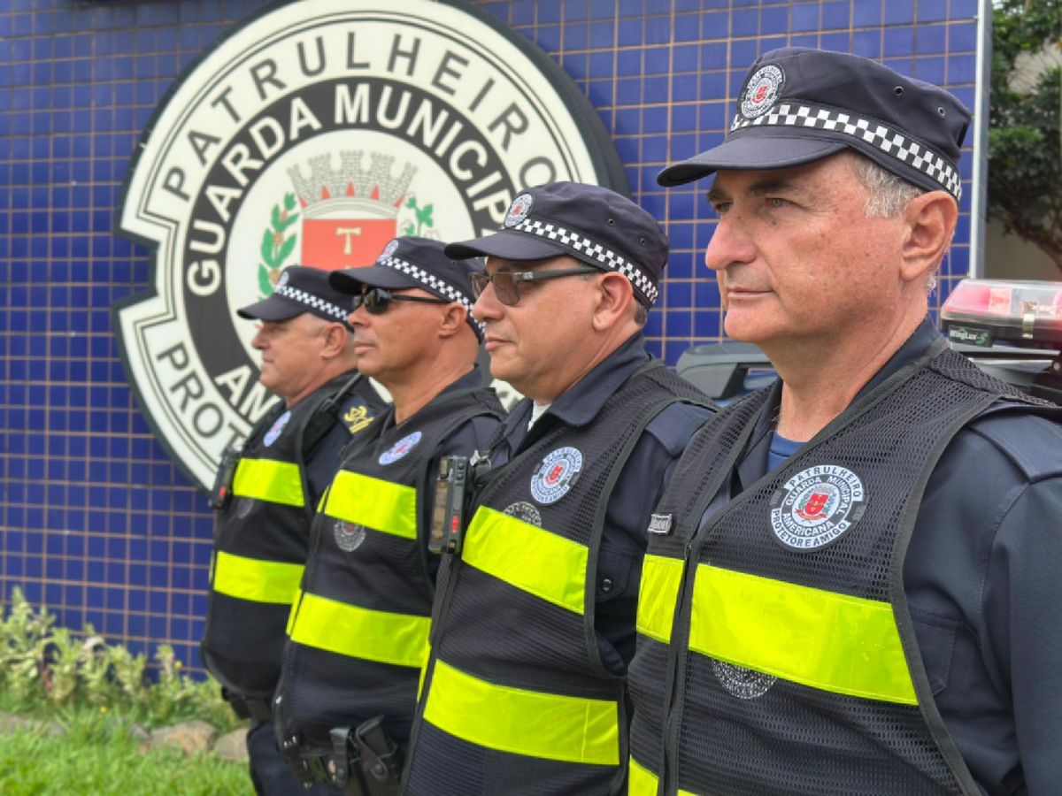 Prefeitura entrega coletes refletivos para agentes de trânsito