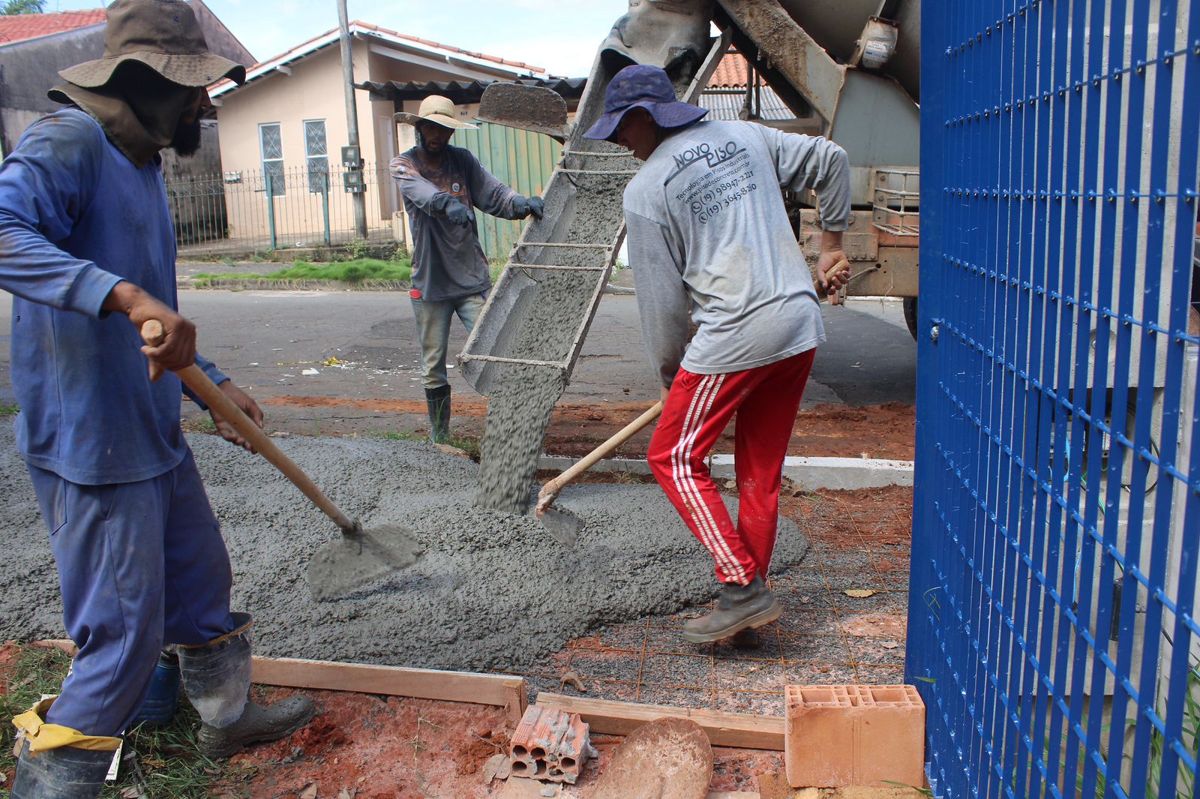 Nova UBS do Zanaga: Prefeitura inicia concretagem da calçada e avança com acabamento