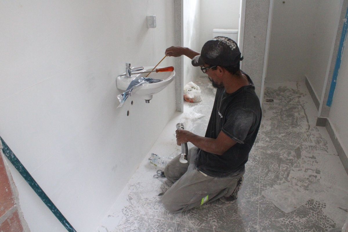 Nova UBS do Zanaga recebe instalação de sanitários e ajustes na rede elétrica