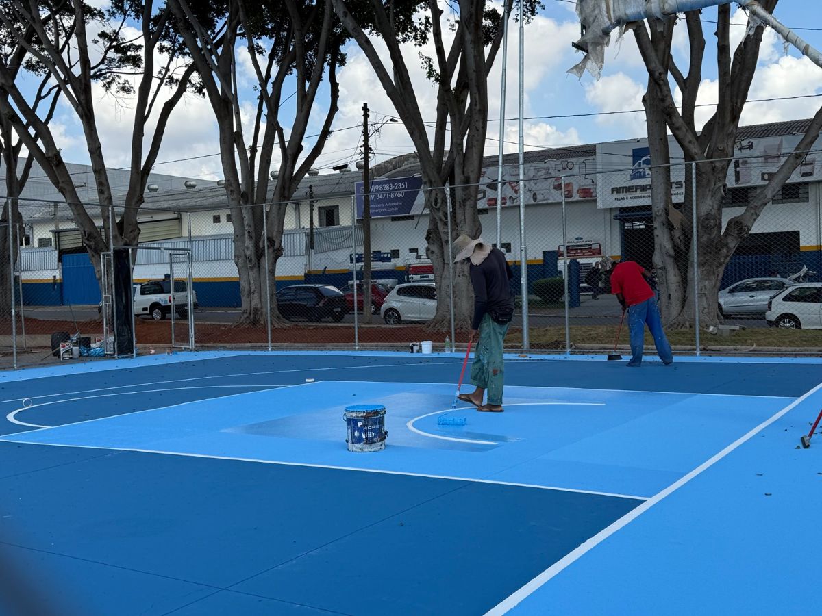 Nova praça de esportes da região do Portal recebe pintura das quadras de basquete