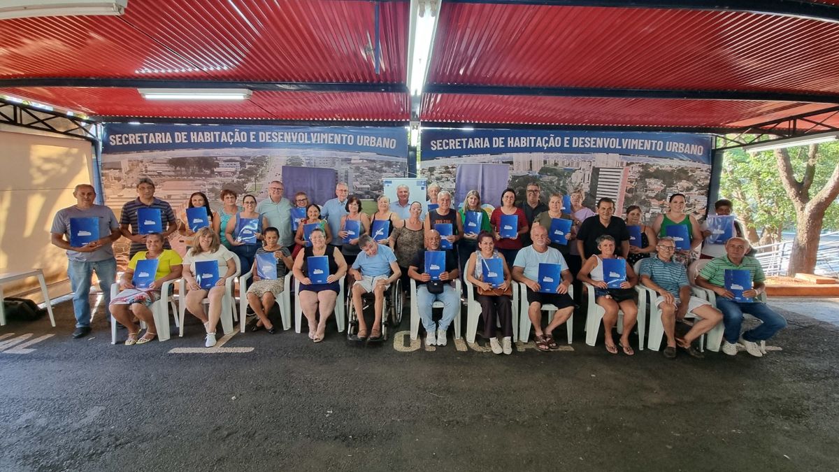Prefeito Chico entrega escrituras de imóveis para 43 famílias de Americana