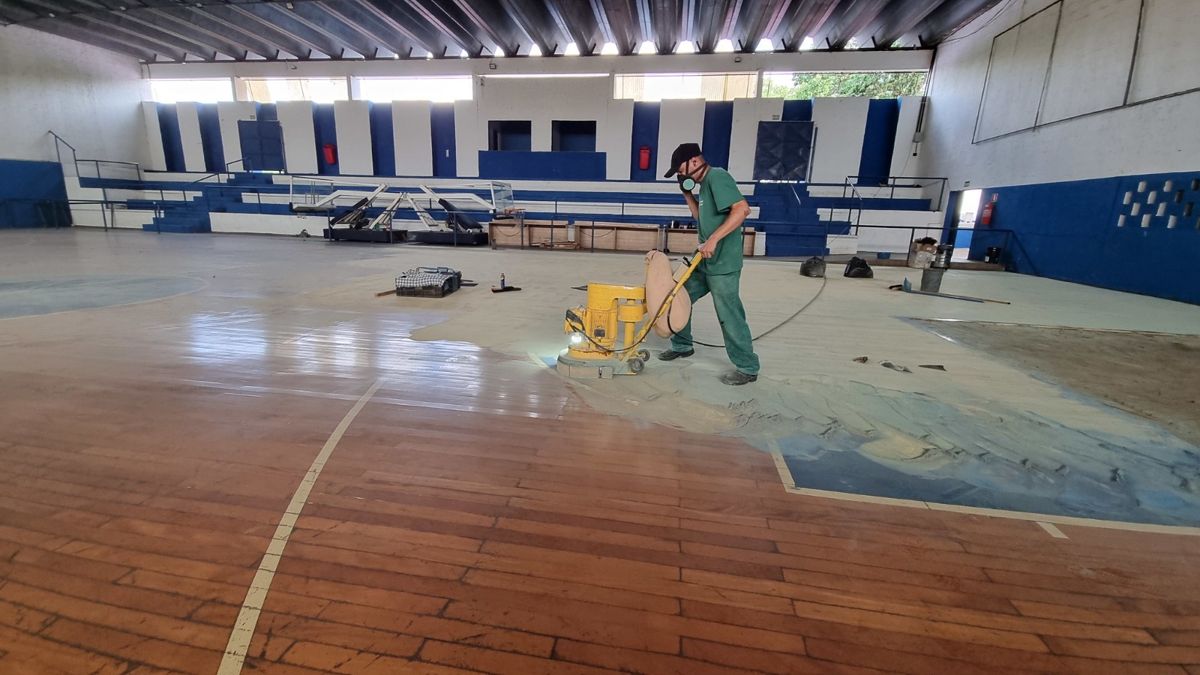 Prefeitura inicia revitalização do piso da quadra do ginásio do São Pedro