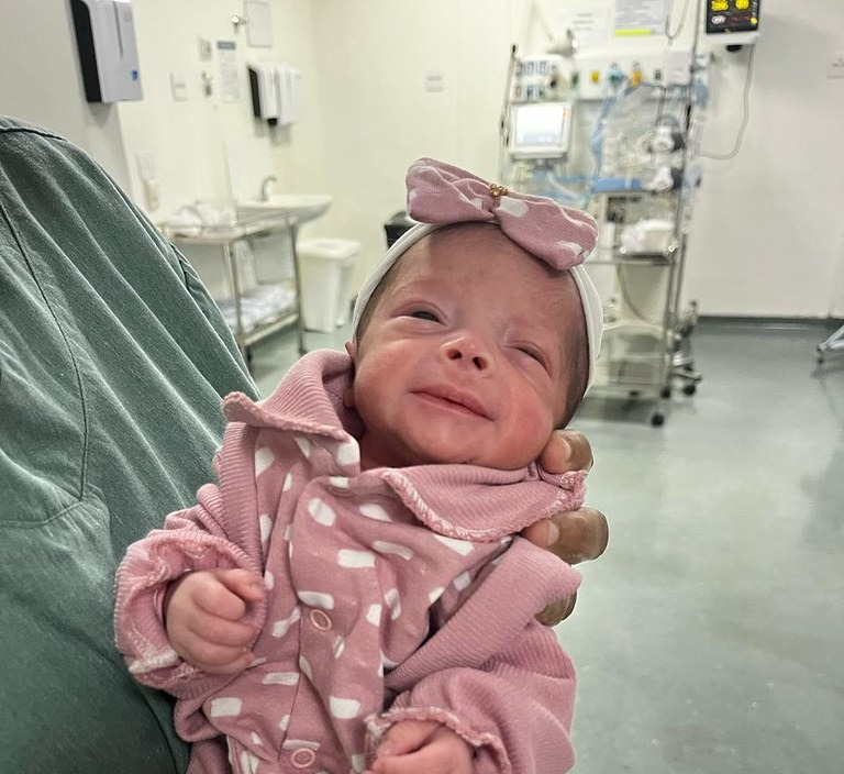 Hospital Municipal celebra alta de bebê prematura após 28 dias na UTI Neonatal