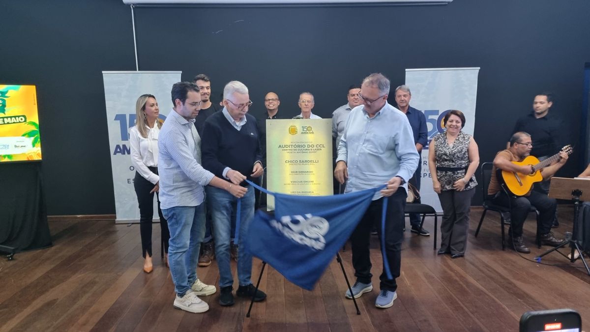 Prefeito Chico entrega reforma do auditório do CCL