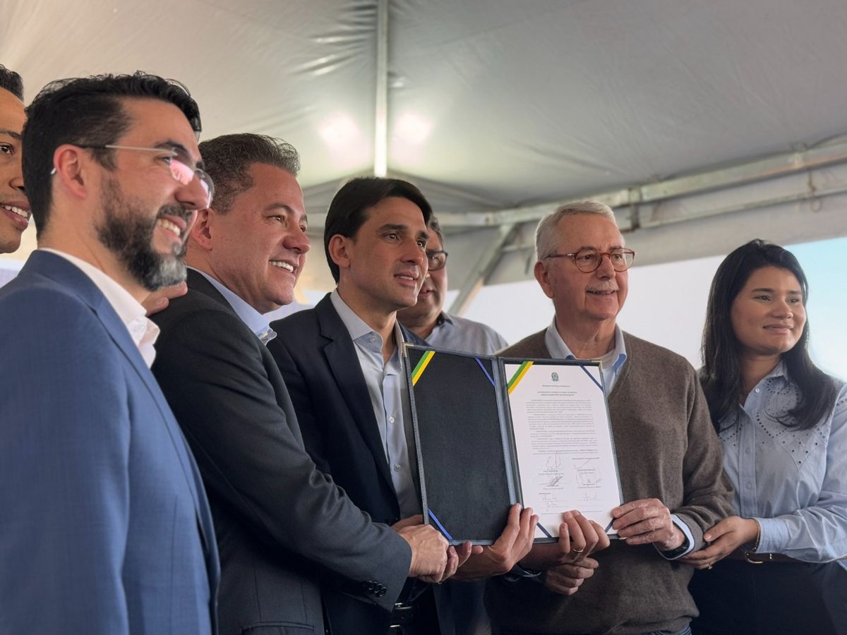 Prefeito Chico Sardelli e ministro Silvio Costa Filho assinam ordem de serviço para obras no Aeroporto Municipal