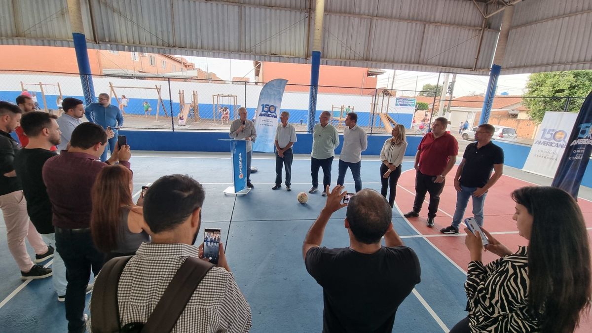 Prefeito Chico entrega revitalização da quadra poliesportiva do Jardim dos Lírios