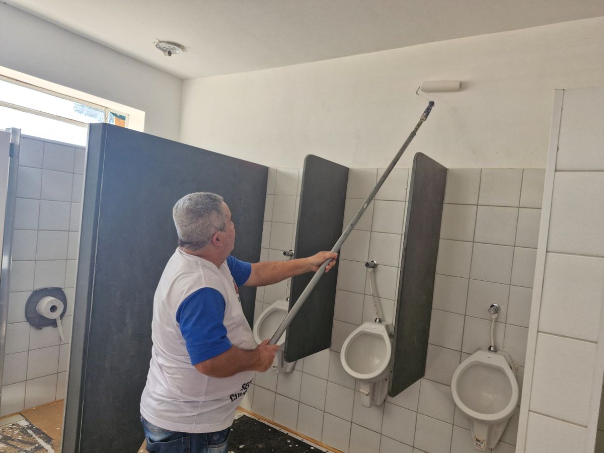 Prefeitura renova pintura em sanitários da Orla da Praia dos Namorados