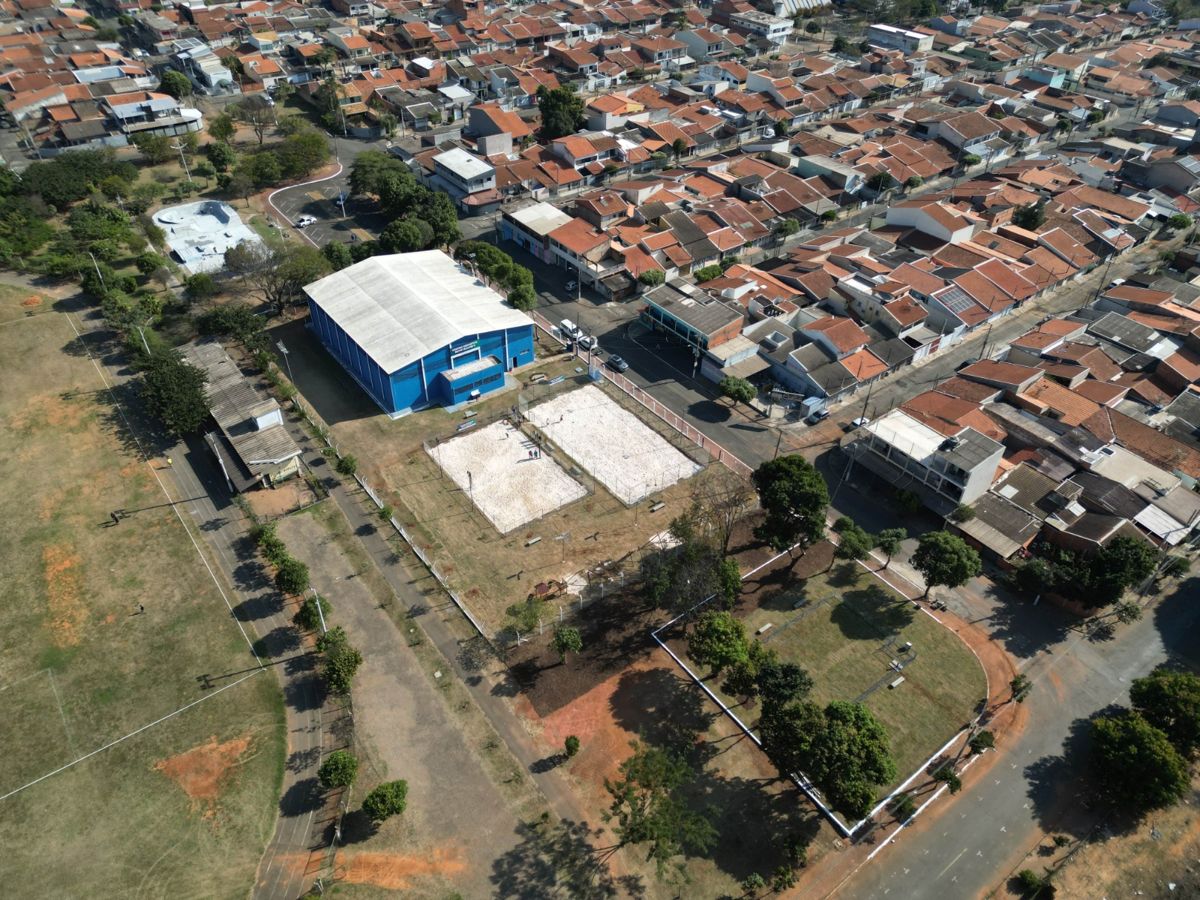 Prefeitura entrega revitalização do centro esportivo da Praça da Fraternidade
