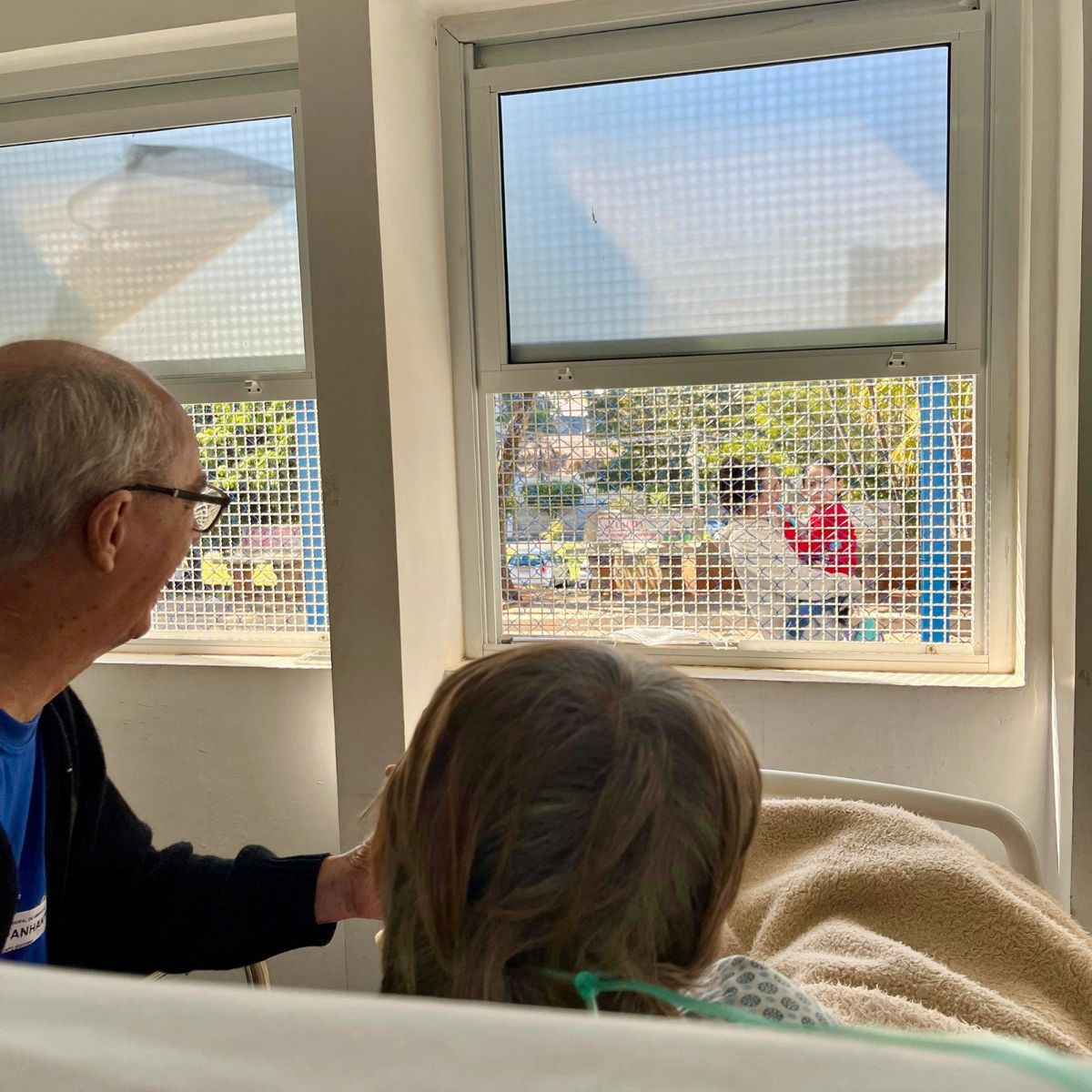 Visita pela janela do HM de Americana emociona paciente, família e profissionais