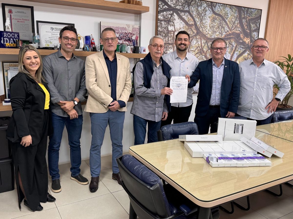 Prefeitura recebe doação de celulares, tablets e notebooks da Receita Federal e fortalece comunicação institucional