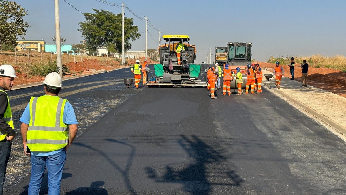 Obras de pavimentação da Rua do Eletricista avançam com aplicação do asfalto
