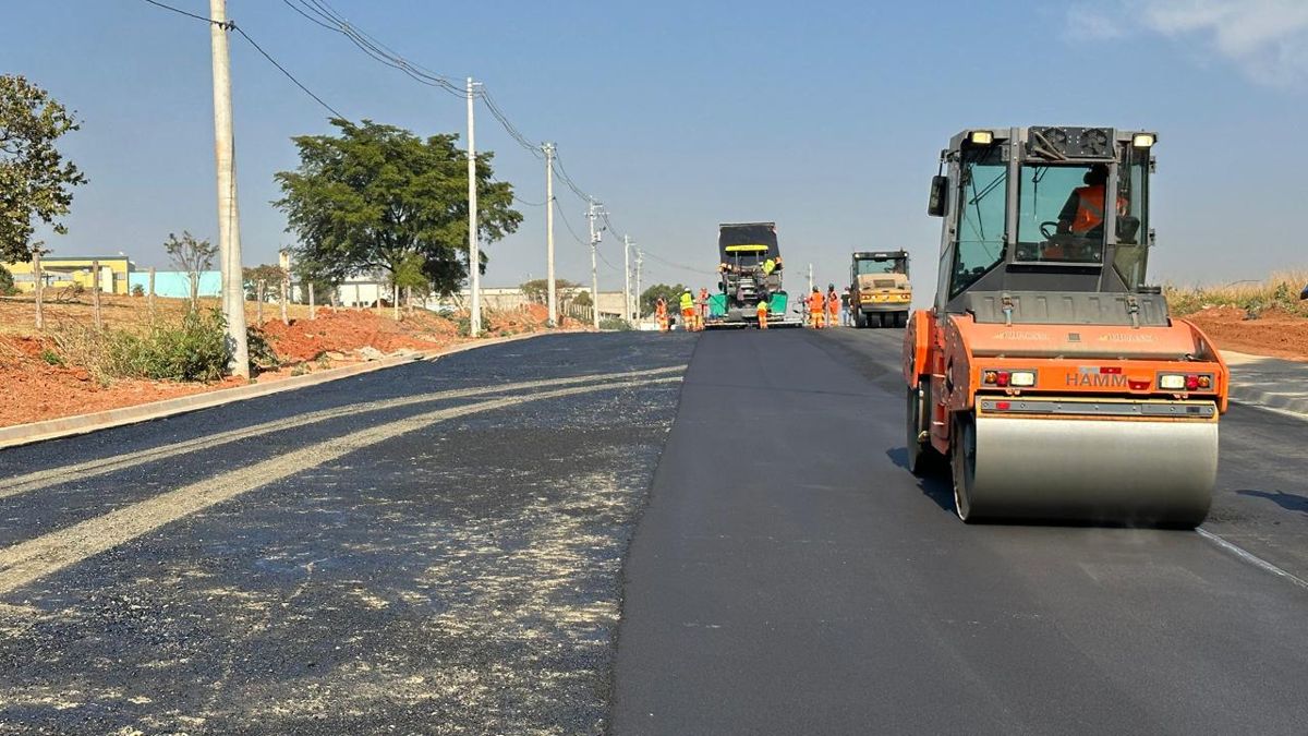 Obras de pavimentação da Rua do Eletricista avançam com aplicação do asfalto