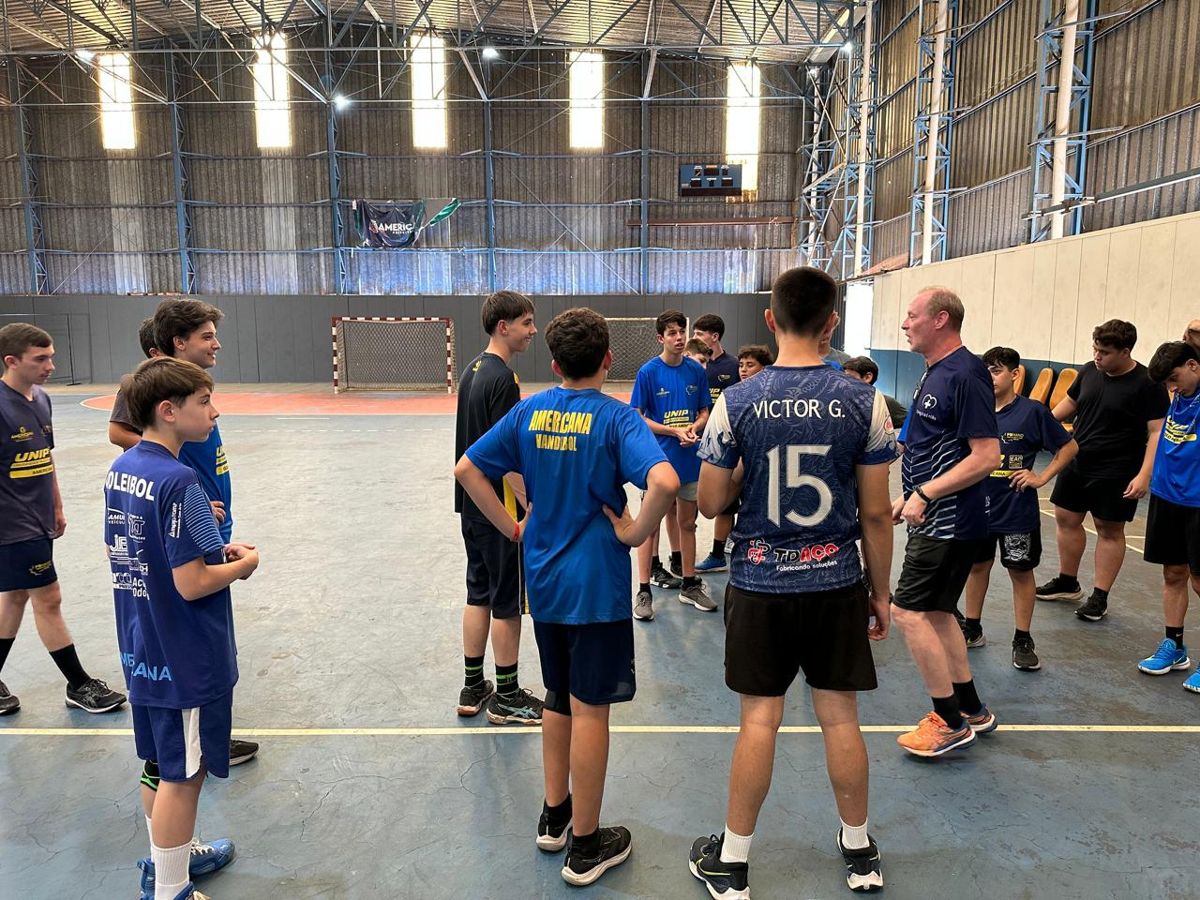 Escolinhas de handebol masculino estão com vagas abertas para aulas gratuitas