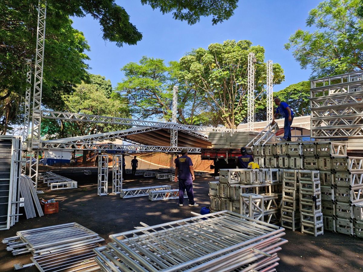Começa a montagem da estrutura do primeiro Celebra Americana
