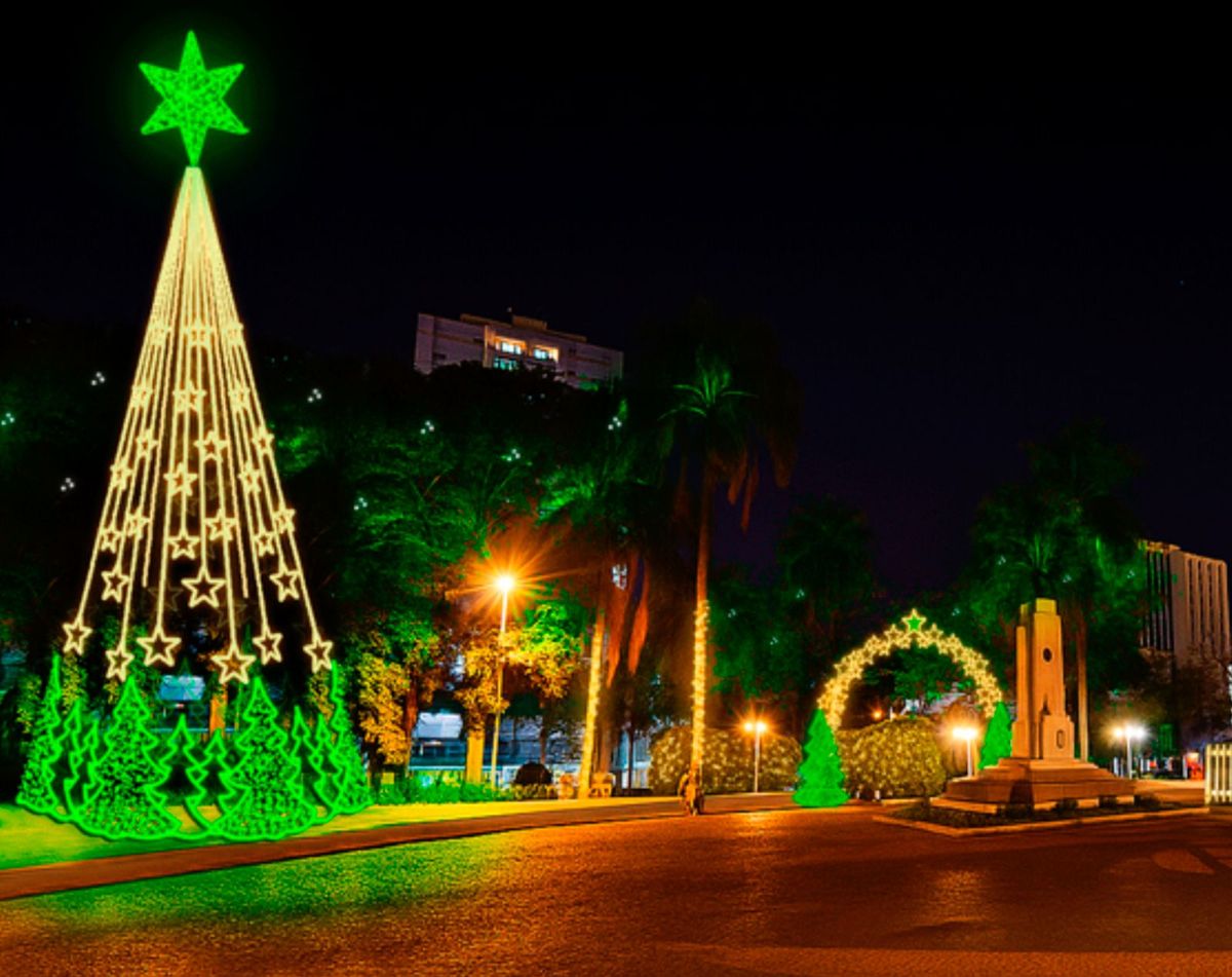 Prefeitura de Americana realiza montagem da decoração de Natal na Praça Comendador Müller e no Portal